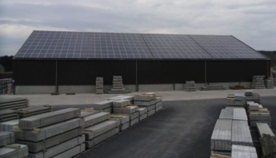 Panneaux solaires sur hangar