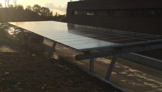 Installatie van een carport op zonne-energie bij Eurofides