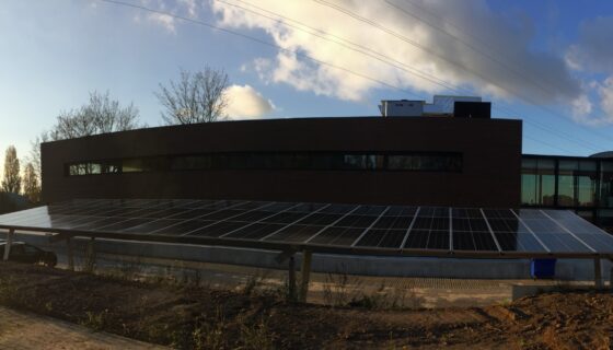 Carport op zonne-energie in het bedrijf